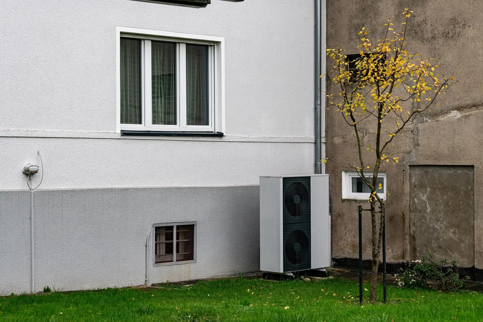 Système de refroidissement moderne installé près d’une maison